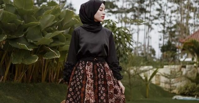 3 Pilihan Gamis Batik Kombinasi untuk Acara Formal